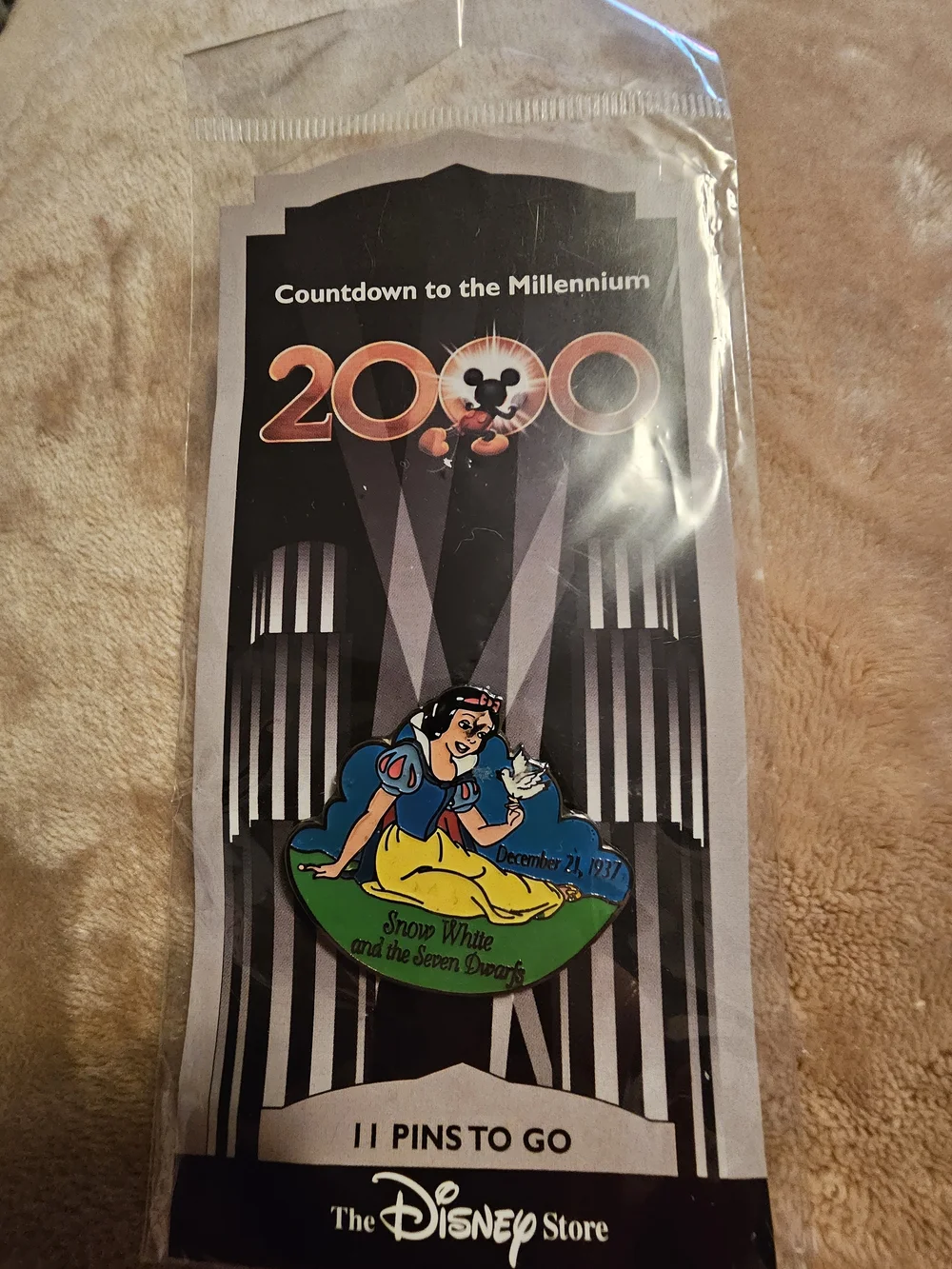 Disney Store Snow White 2000 Countdown Collectible Pin - Blue/Yellow/Green 💜💚